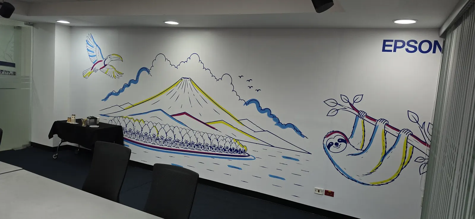 Mural ilustrado instalado en una oficina corporativa