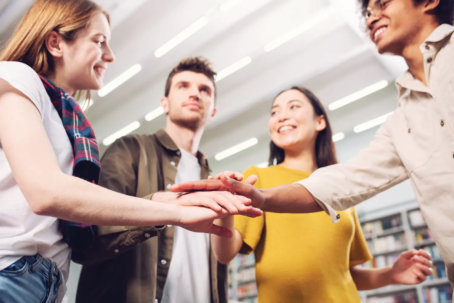 Equipo de colaboradores uniendo manos
